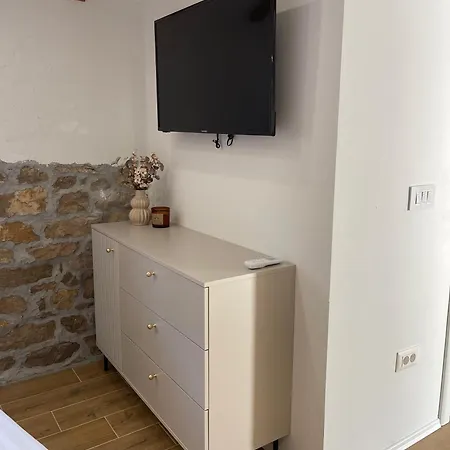 Monte Cristo Wines & *