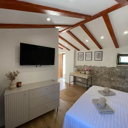 Monte Cristo Wines & *