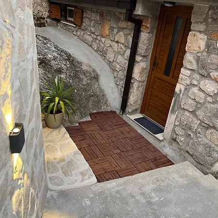 Monte Cristo Wines & *